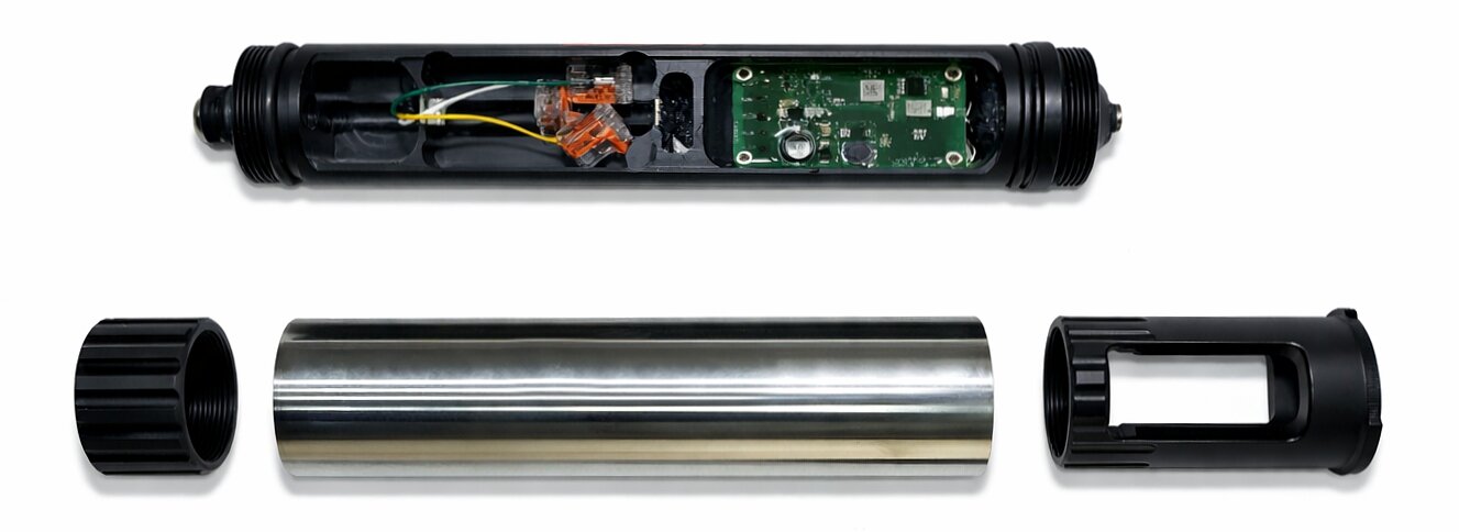 Aufbau-Ansicht: Elektronik, Verbinder und V4A-Hülse.