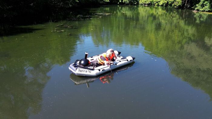 Drohnenaufnahme einer laufenden Mess­kampagne: Schlauchboot mit Boje im Schlepp.
