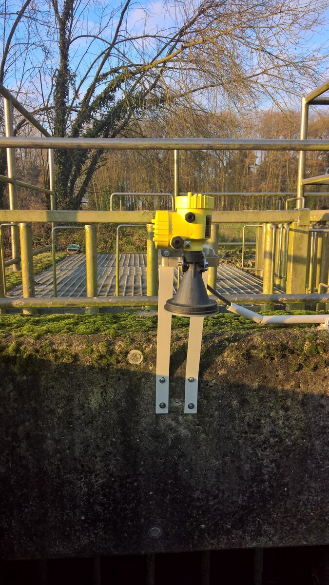Radar-Pegelsensor an einem Wehr