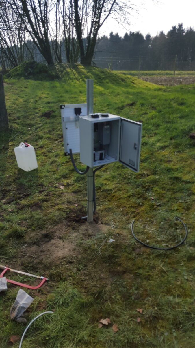 Autarker Steuerschrank im Feld mit Solarmodul
