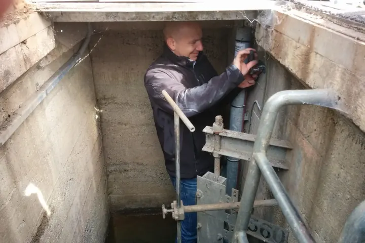 TerraTransfer-Techniker beim Sensoranschluss im Pegelschacht
