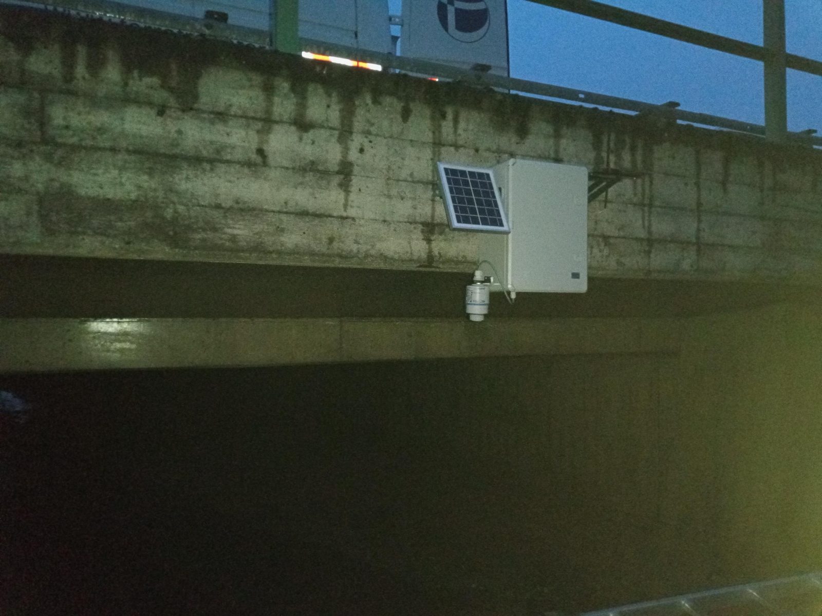 Solar-Datenlogger an einer Autobahnbrücke in der Dämmerung, Sensor in der Unterführung