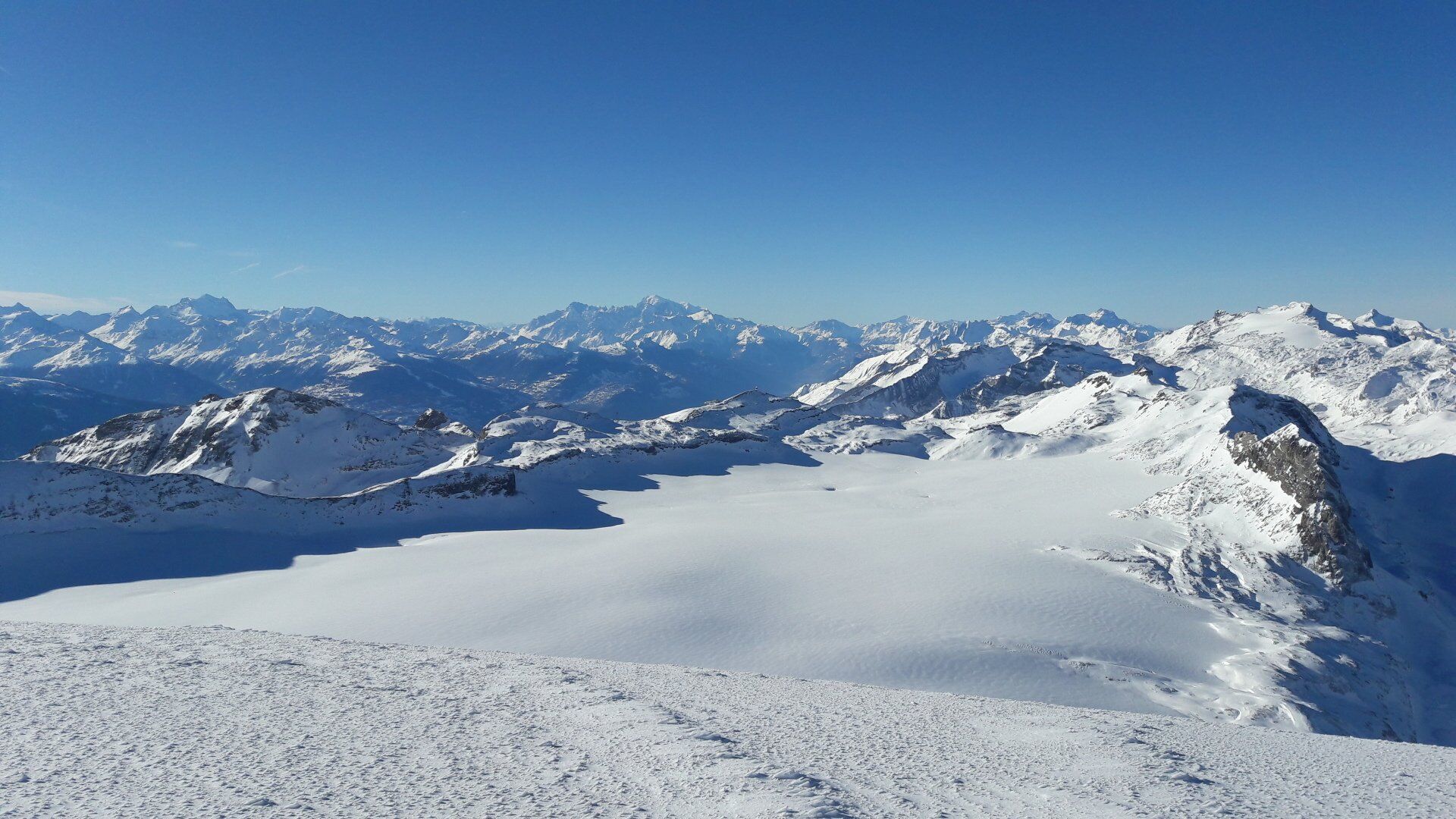 Alpenpanorama mit schneebedeckten Gipfeln, Klimamesstellen über der Baumgrenze