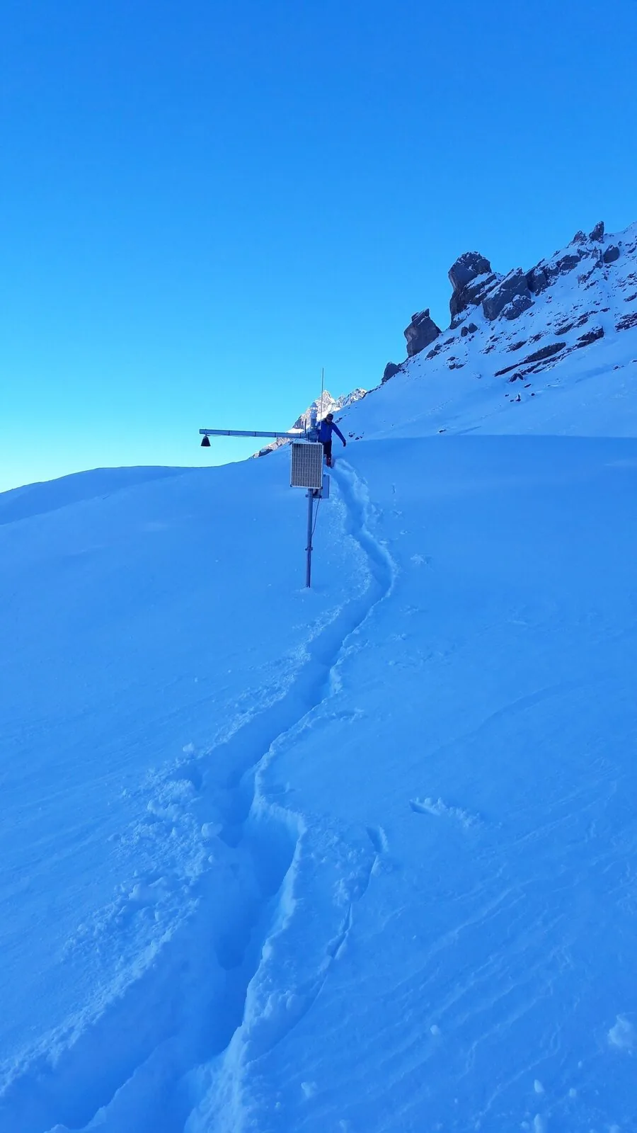 Messstation mit Solarpanel im Schnee – die Auslegung muss zum Standort passen.