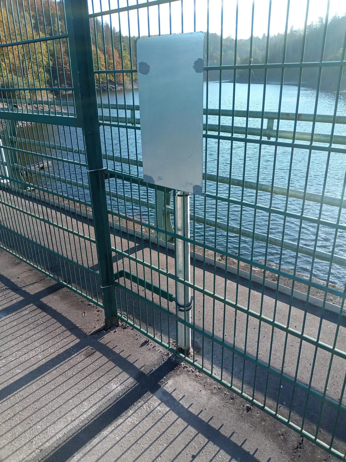 Pegelrohr am Geländer einer Talsperre