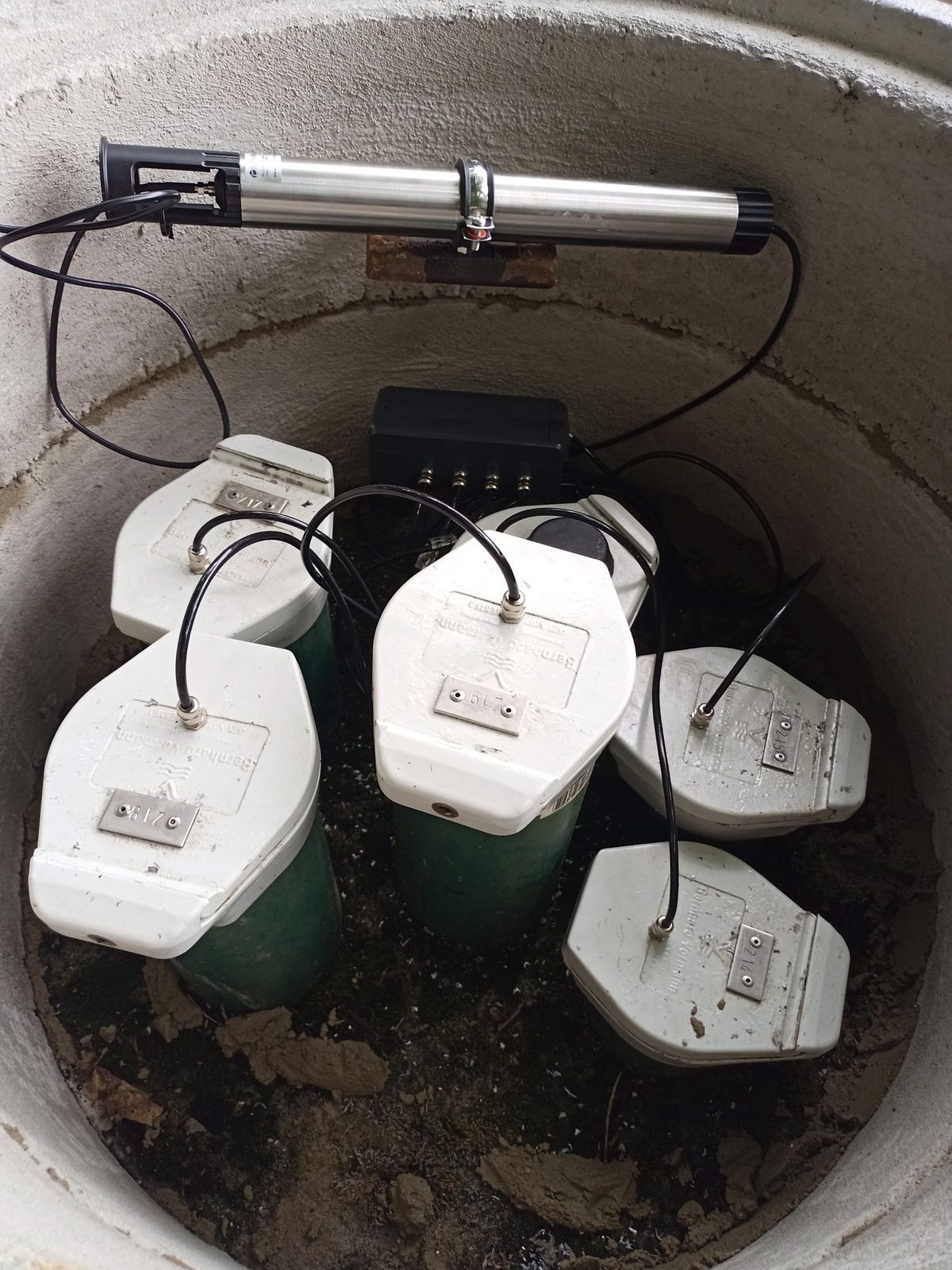 Im Schacht: Sensormanager-Bus mit mehreren Batterie­kassetten und angeschlossener Drucksonde