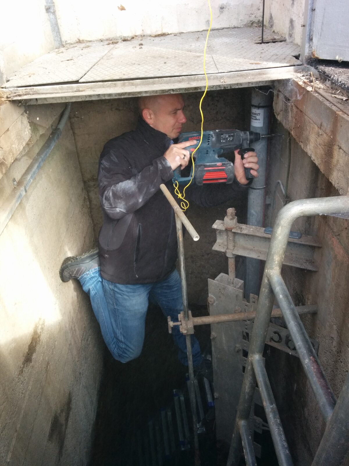 TerraTransfer-Techniker beim Bohren im Schachtboden, Werkzeugeinsatz unter Tage
