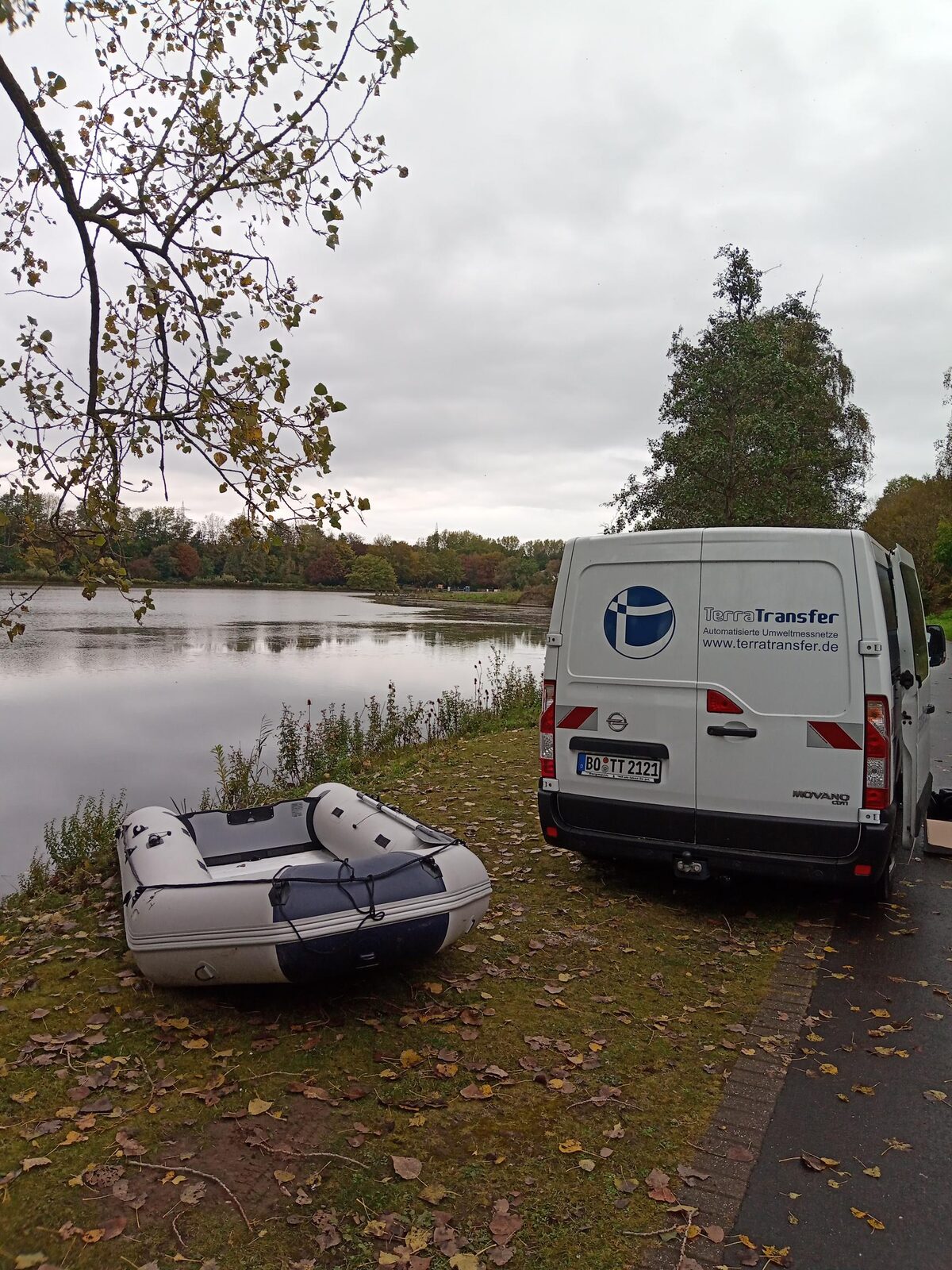 TerraTransfer-Servicewagen mit Schlauchboot beim Bojen-Einsatz am See